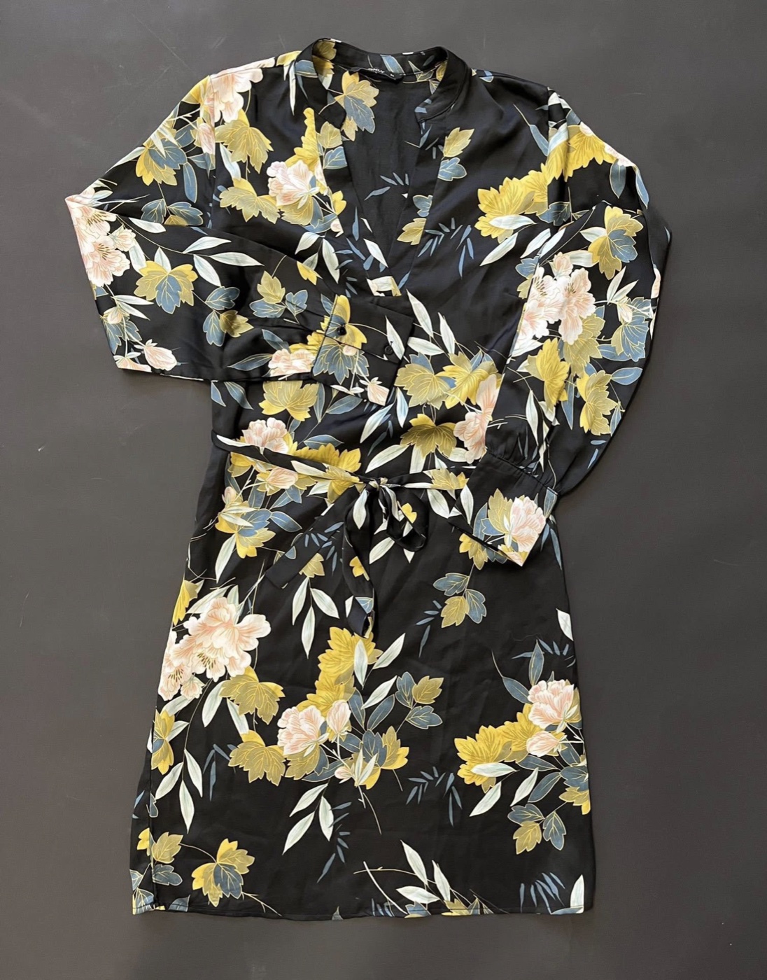 Černé kimono s květinovým vzorem